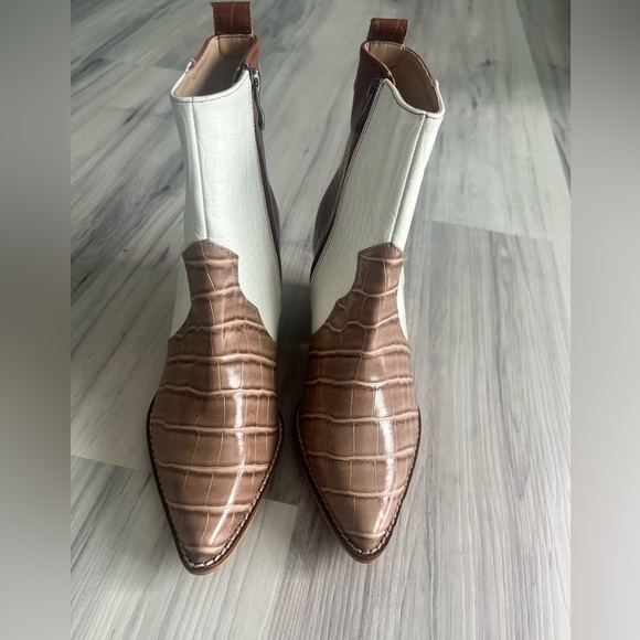 Arider Girl NWOB from Buckle Brown & White Stacked Leather Boots size‎ 7 - Picture 2 of 7